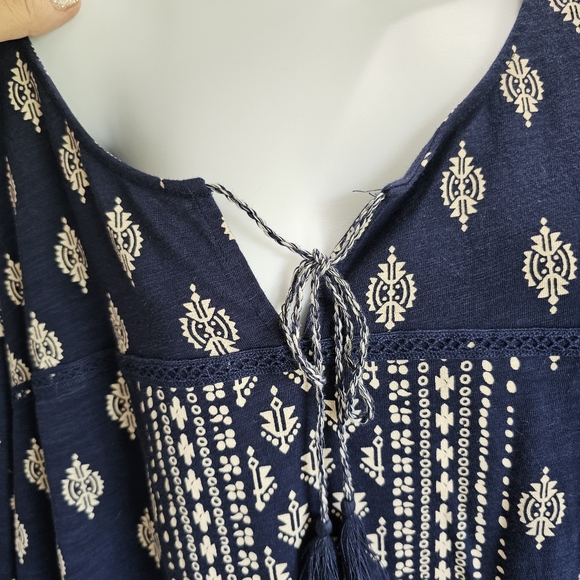 Catherines Blue Tunic Top size 3x (26-28) with white Moroccan style print. - Picture 5 of 8
